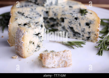 Blauschimmelkäse mit Zweige Rosmarin auf Platte, Detailansicht Stockfoto