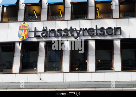 Stockholm, Schweden - 10. Juni 2019: Das Stockholm county Verwaltungsrat Schild mit seinem Wappen an der Kungsgatan Straße office Bu entfernt Stockfoto