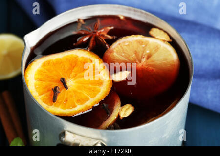 Alte Metall pan an leckeren Glühwein Stockfoto