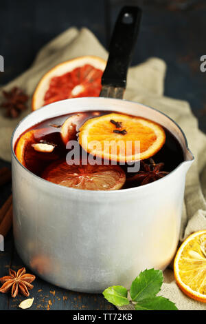 Alte Metall pan an leckeren Glühwein Stockfoto