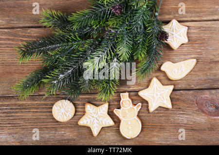 Gingerbread cookies mit Weihnachten Dekoration auf hölzernen Tisch Hintergrund Stockfoto