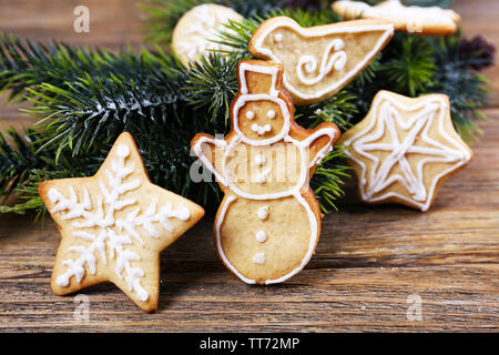 Gingerbread cookies mit Weihnachten Dekoration auf hölzernen Tisch Hintergrund Stockfoto