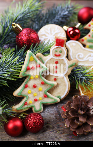 Gingerbread cookies mit Weihnachten Dekoration auf hölzernen Tisch Hintergrund Stockfoto