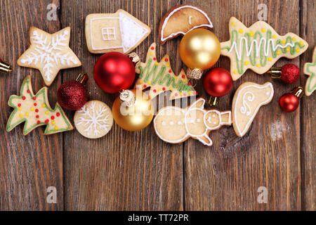 Gingerbread cookies mit Weihnachten Dekoration auf hölzernen Tisch Hintergrund Stockfoto