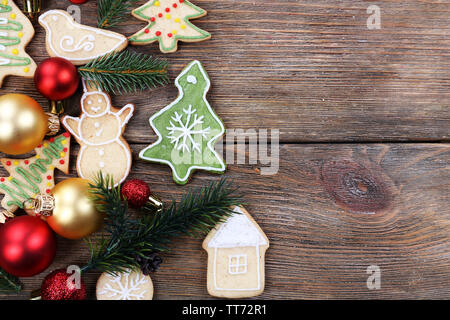 Gingerbread cookies mit Weihnachten Dekoration auf hölzernen Tisch Hintergrund Stockfoto