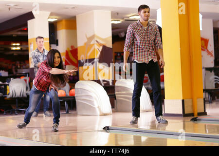 Eine Gruppe von Freunden im Bowling club Stockfoto