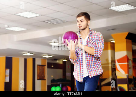 Junge Menschen spielen in Bowling club Stockfoto