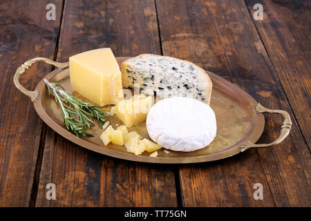 Verschiedene Arten von Käse auf die Wanne aus Metall und Holz Tisch Hintergrund Stockfoto