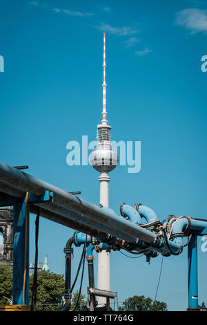 TV Tower / Fernsehturm Hinter blauen Wasserleitungen in Berlin - Baustelle - Stockfoto