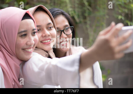 Glücklich beste Freundin Frau muslimischen unter selfie zusammen Stockfoto