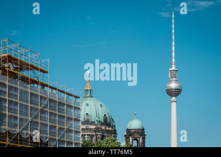 Fernsehturm, Berliner Dom und Gerüste auf blauen Himmel in Berlin Stockfoto