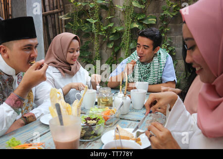 Gruppe der glückliche junge muslimische Abendessen im Freien während des Ramadan Feier Stockfoto