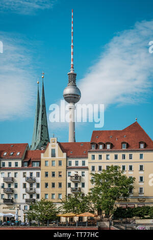 Berlin, Deutschland - Juni, 2019: Der Fernsehturm (Fernsehturm), hinter der das Nikolaiviertel in Berlin Deutschland Stockfoto
