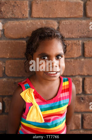 Darwin, Australia-October 05,2018: Australische aborigine Mädchen genießt eine Familie Mahlzeit in einem lokalen Restaurant, Darwin-Australia Stockfoto