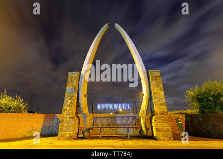 Walknochen Arch auf Holz in Rothwell Lane, Leeds Stockfoto