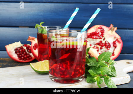 Granatapfel Drink in Gläser mit Schichten aus Kalk und Minze auf Farbe Holz- Hintergrund Stockfoto