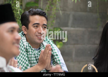 Muslimischen Mann und Frau in Begrüßung am Esstisch während des Ramadan feiern, Fasten brechen Stockfoto