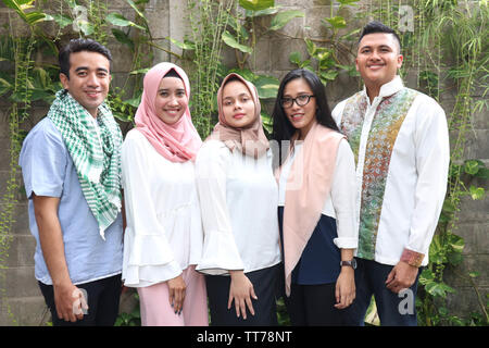 Portrait einer Gruppe, die Gruppe von Männern und Frauen auf Eid Mubarak Feier Stockfoto