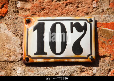 Alte, rostige Haus platte Nummer 107 auf der Mauer,, Lübeck, Schleswig-Holstein, Deutschland, Europa Stockfoto