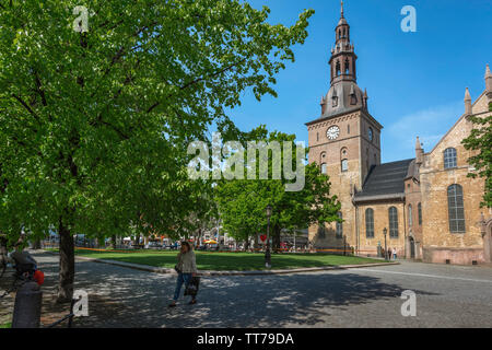 Oslo Kathedrale, Sicht im Sommer der Gebäude und kleinen Park innerhalb der Kathedrale Reviere von der Karl Johans Gate im Zentrum von Oslo, Norwegen Stockfoto