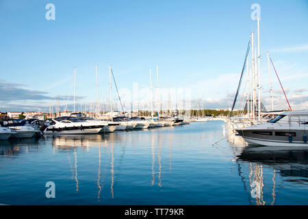 Vodice, Kroatien - 30. April 2019: Segelboote und schnelle Boote in der Marina im Meer verankerten Adriaic Stockfoto