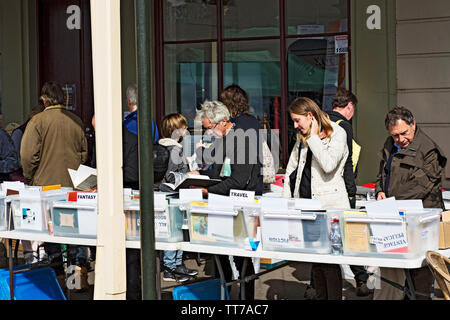 Buchliebhaber Bücher lesen bei Clunes Booktown Festival in den 1850er Gold mining Stadt Clunes in Victoria, Australien. Stockfoto