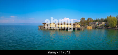 Panoramablick auf die hölzerne Seebrücke, die zu der Bucht von Knochen Museum auf Wasser, authentische Rekonstruktion der Haufen Wohnung Siedlung, Ohrid, Re Stockfoto