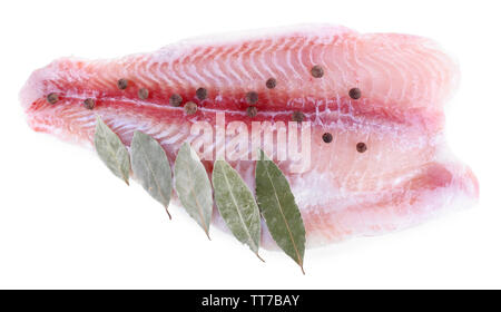 Pangasius Filet mit Pfeffer und Lorbeer isoliert auf weißem Stockfoto