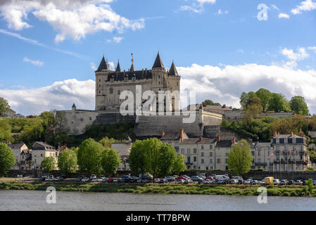 Das Château de Saumur, wie über von der Loire auf sonniger Frühlingstag gesehen in Frankreich Stockfoto