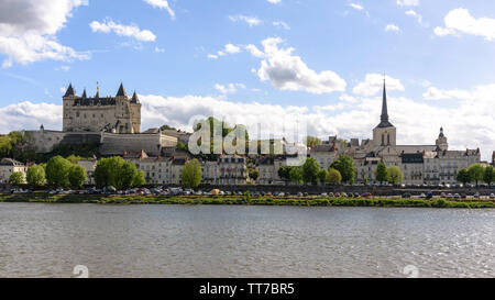 Das Château de Saumur, wie über von der Loire auf sonniger Frühlingstag gesehen in Frankreich Stockfoto