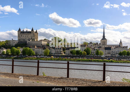 Das Château de Saumur, wie über von der Loire auf sonniger Frühlingstag gesehen in Frankreich Stockfoto