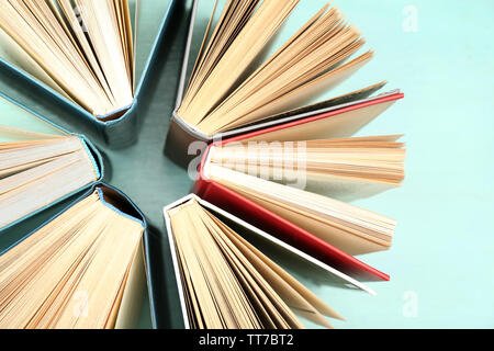 Gruppe der Bücher auf farbigen Hintergrund, Ansicht von oben Stockfoto