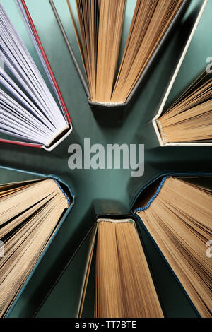 Gruppe der Bücher auf farbigen Hintergrund, Ansicht von oben Stockfoto