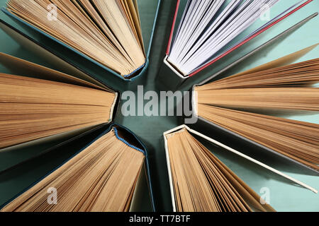 Gruppe der Bücher auf farbigen Hintergrund, Ansicht von oben Stockfoto