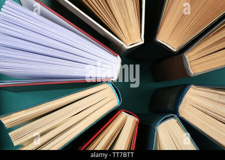 Gruppe der Bücher auf farbigen Hintergrund, Ansicht von oben Stockfoto