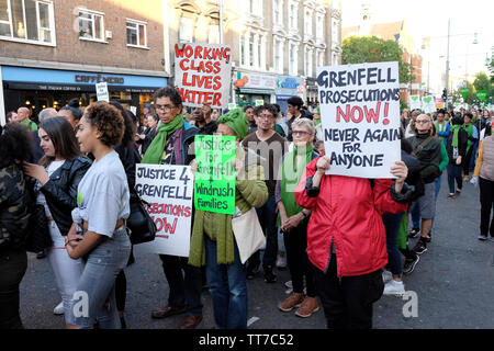 Hunderte von Menschen haben in der schweigemarsch für die Opfer von Grenfell Tragödie zu erinnern. Stockfoto