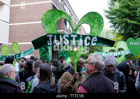 Hunderte Menschen versammeln sich in North Kensington der zweite Jahrestag des Brandes an Grenfell Turm zu markieren. Stockfoto