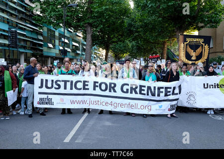 Hunderte von Menschen haben in der schweigemarsch für die Opfer von Grenfell Tragödie zu erinnern. Stockfoto