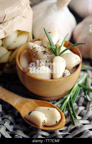 Konserven Knoblauch in Glas und Rosmarin Zweige Wicker matte Hintergrund Stockfoto