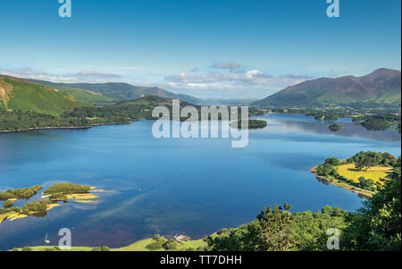 Derwentwater gesehen von der Überraschung, die auf einem Sommer morgen im englischen Lake District National Park. Ein populärer touristischer Aussichtspunkt in der Nähe von Keswick Stockfoto