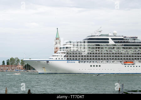 Italien, Veneto, Venedig - MSC Riviera Kreuzfahrt Schiff Venedig verlassen bei Bacino San Marco, Sperrung der schöne Blick auf San Giorgio Maggiore (26. Mai 2019) Stockfoto