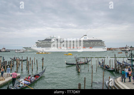 Italien, Veneto, Venedig - MSC Riviera Kreuzfahrt Schiff Venedig verlassen bei Bacino San Marco, Sperrung der schöne Blick auf San Giorgio Maggiore (26. Mai 2019) Stockfoto