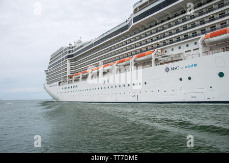 Italien, Veneto, Venedig - MSC Riviera Kreuzfahrt Schiff Venedig verlassen an der Lagune von Venedig, Richtung Adria (26. Mai 2019) Stockfoto