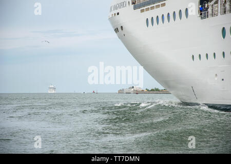 Italien, Veneto, Venedig - MSC Riviera Kreuzfahrt Schiff Venedig verlassen an der Lagune von Venedig, Richtung Adria (26. Mai 2019) Stockfoto