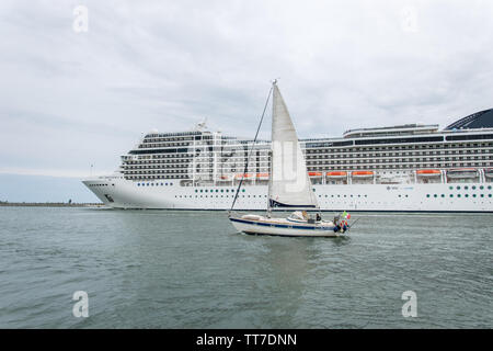 Italien, Veneto, Venedig - MSC Riviera Kreuzfahrt Schiff Venedig verlassen an der Lagune von Venedig, Richtung Adria (26. Mai 2019) Stockfoto