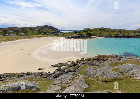 Die Aussicht über Achmelvich Beach von der Landspitze am Strand, Lochinver, Schottland, Großbritannien Stockfoto