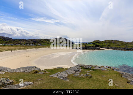 Die Aussicht über Achmelvich Beach von der Landspitze am Strand, Lochinver, Schottland, Großbritannien Stockfoto