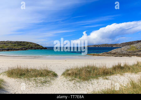 Die Ansicht der Achmelvich Beach von den Dünen, Lochinver, Schottland, Großbritannien Stockfoto