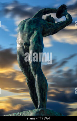 Athen, Griechenland. Der Diskuswerfer Skulptur. Es erreicht 2 Meter in der Höhe. Sonnenuntergang, bunte bewölkten Himmel. Motion blured Sky Stockfoto
