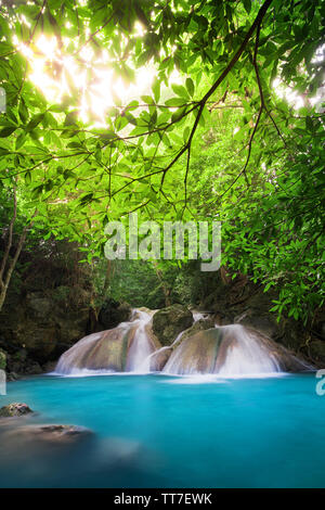 Erawan Wasserfall Thailand Kanchanaburi Provience finden. Dieser Wasserfall ist in Erawan Nationalpark im Wald. Stufe 4 aus allen 7. Stockfoto